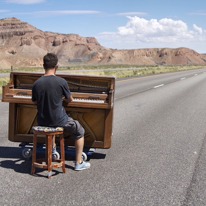 Un tânăr încântă lumea (la propriu), plimbându-și pianina pe toate meridianele